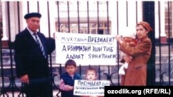 Ученый-почвовед А.Хасанов не раз проводил пикеты возле здания мэрии Ташкента, 2005 год.