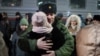 Un soldat rus mobilizat din regiunea Tiumen își ia rămas bun de la familie și pleacă la războiul din Ucraina (fotografie de arhivă). 