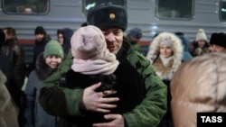 Un soldat rus mobilizat din regiunea Tiumen își ia rămas bun de la familie și pleacă la războiul din Ucraina (fotografie de arhivă). 