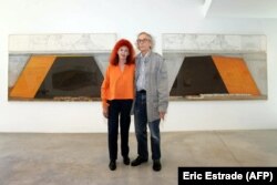 Christo alături de muza și colaboratoarea lui de-o viață Jeanne-Claude, în fața unei imagini a viitorului proiect intitulat Mastaba din Abu Dhabi, 20 iulie 2007
