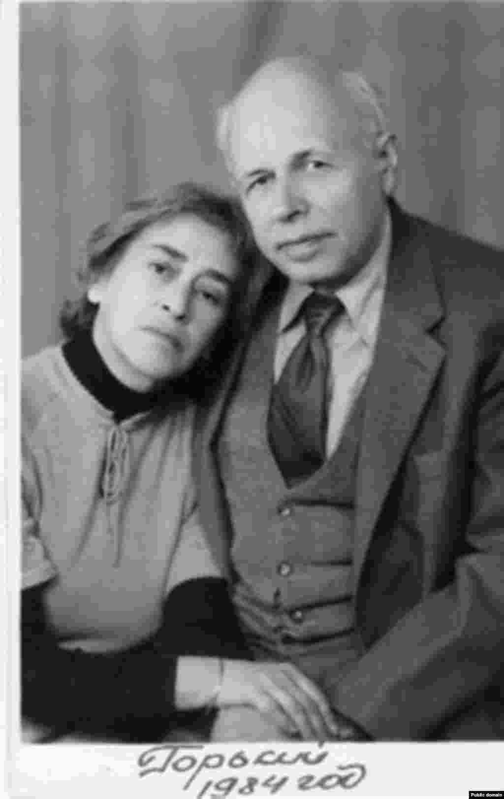 Elena Bonner și Andrei Saharov în perioada domiciliului forțat la Gorki (astăzi Nijni-Novgorod).