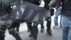 Пробивање на демонстрантите кон влада