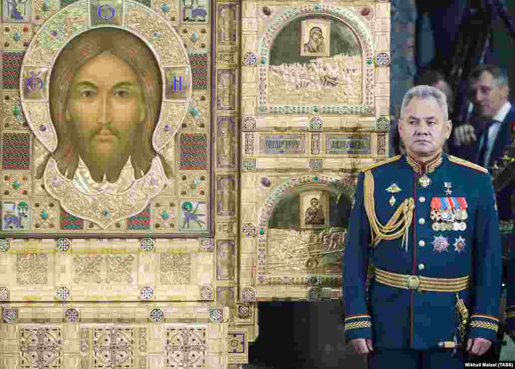 Рускиот министер за одбрана Шојгу присуствува на церемонијата во соборниот храм.