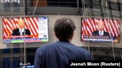 Adresarea lui Joe Biden despre Afganistan, urmărită din Times Square, la New York, 16 august 2021. 