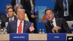 Predsednik SAD Donald Tramp sluša generalnog sekretara NATO-a Marka Rutea tokom plenarnog sastanka Severnoatlantskog saveta na samitu NATO-a u Hagu, Holandija, 25. juna 2025.