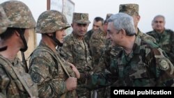 Սերժ Սարգսյանը ողջունում է Ղարաբաղի Պաշտպանության բանակի զինվորներին, 22-ը հոկտեմբերի, 2012թ.
