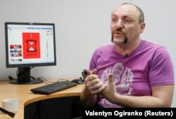 Ukrajinski umjetnik Andrija Jermolenko, autor serije postera "Crveni karton".