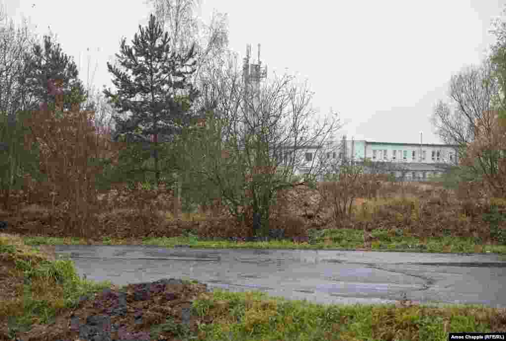 Një monument jashtë një baze ushtarake sovjetike pranë Milovices, në verilindje të Pragës. Pas Revolucionit të Kadifenjtë të vitit 1989, trupat sovjetike përfunduan tërheqjen e tyre nga baza më 1991.