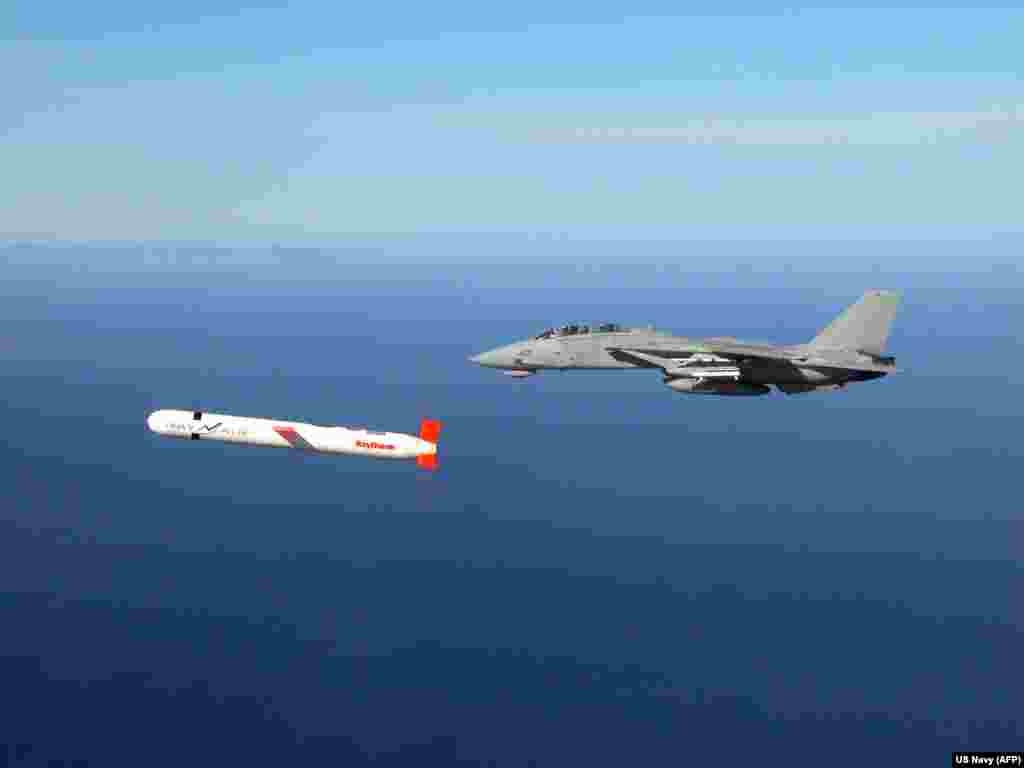 Un Tomahawk zburând alături de un avion F-14 al Marinei SUA deasupra sudului Californiei în 2002. Kievul a cerut în repetate rânduri rachete americane cu rază lungă de acțiune. În 2024, președintele ucrainean Volodimir Zelenski a lăsat să se înțeleagă că Kievul a solicitat rachete Tomahawk. Un oficial al Casei Albe a calificat la acea vreme cererea drept „total imposibilă”.