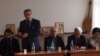Министр образования Адгур Какоба считает, что в сложившейся ситуации нести ответственность должны администрация школы и педагоги