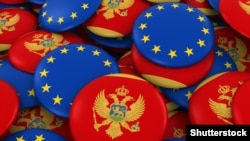 Izveštaj priznaje strateški savez Crne Gore sa EU(Foto: zastave Evropske unije i Crne Gore na bedževima)
