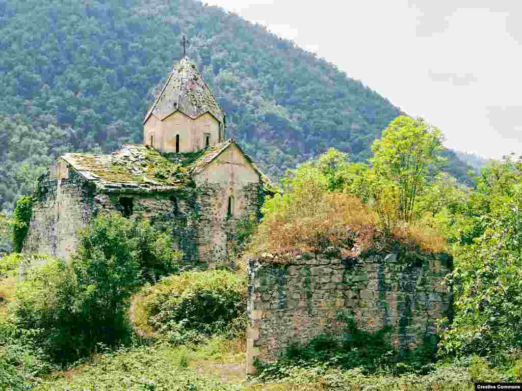 Mănăstirea Yeritsmankants,&nbsp;situată în pădurile din regiunea Martakert