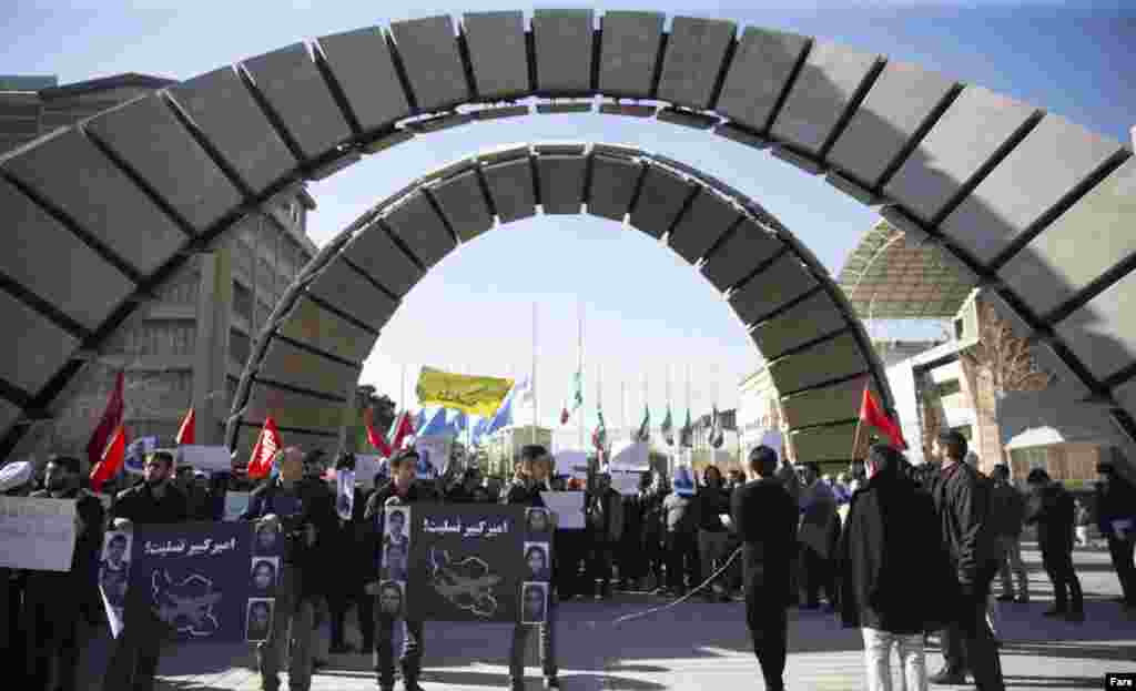 Studentët iranianë të Universitetit Amir Kabir duke shprehur ngushëllime për viktimat e rrëzimit të fluturimit ukrainas, PS752. Ushtria iraniane tha se avioni i pasagjerëve u qëllua &quot;pa dashje&quot; nga forcat e mbrojtjes ajrore, të cilat ishin në gatishmëri të lartë, pas një sulmi me raketa balistike kundër forcave amerikane në Irak.