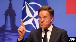 Mark Rutte, a NATO főtitkára sajtótájékoztatója a NATO keleti és északi tagállamainak vezetőivel tartott csúcstalálkozón 2025. június 2-án, Vilniusban, Litvániában