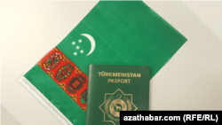 Regimul autoritar de la Așgabat nu doar că nu caută să faciliteze călătoriile în străinătate ale cetățenilor, ci le îngrădesc în fel și chip, inclusiv privându-i de pașaport. 