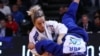 Xhudistja kosovare Distria Krasniqi (majtas) duke garuar kundër britanikes Chelsie Giles gjatë finales së Grand Slamit të Parisit, ku e fitoi medaljen e artë në kategorinë 52 kilogramë, 2 shkurt 2024.