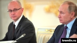 Serghei Kirienko (stânga) și președintele Vladimir Putin, în 2019