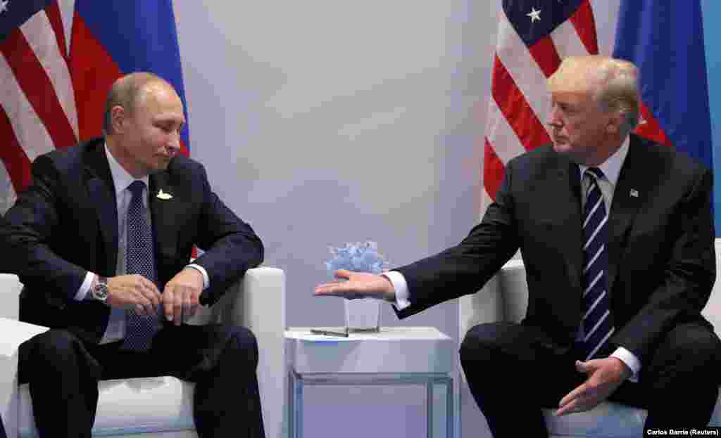 Рускиот претседател Владимир Путин се сретна со претседателот на САД, Доналд Трамп, на нивниот прв состанок, на самитот на Г20 во Хамбург, Германија, 7 јули 2017 година.