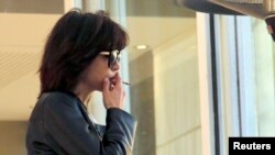 Sophie Marceau cigarettázik egy szálloda teraszán a cannes-i filmfesztivál megnyitóján, 2015. május 12-én