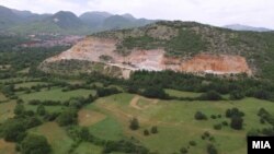 Архива - Ископ (каменолом) на минерални суровини од подножјето на планината Јабланица во близина на струшкото село Лабуништа. Околу 50 видови минерални суровини експлоатираат фирмите кои за тоа добиле концесии од државата, објави Центарот за граѓански комуникации. 