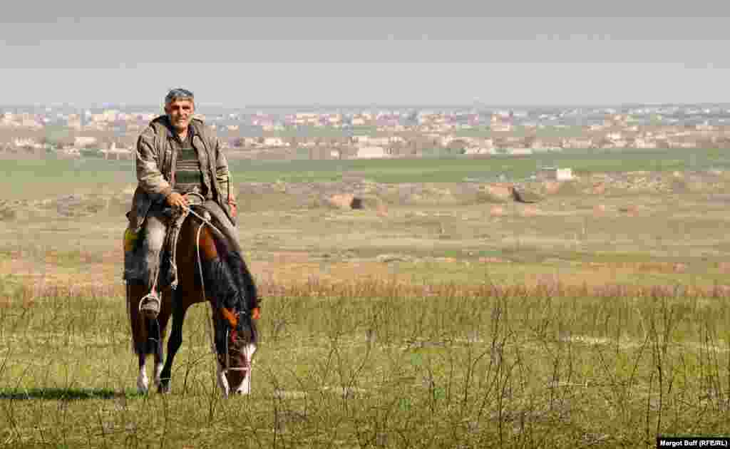 Un călăreț nu departe de resturile orașului Agdam, distrus complet în timpul războiului, cînd circa 40 de mii de azeri au fost alungați din localitate.