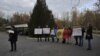 Aripa tânără a Partidului Acțiune și Solidaritate a organizat un flashmob la Ambasada Ucrainei cu mesajul „Ne este rușine pentru Dodon”.