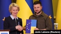 Președinta Comisiei Europene, Ursula von der Leyen, dând mâna cu președintele Ucrainei, Volodimir Zelenski, Kiev, 8 aprilie 2022