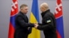 Robert Fico (stânga) și Denis Șmîhal (dreapta), la Ujgorod, 24 ianuarie 2024. Fico a câștigat alegerile din toamna anului trecut cu promisiunea că Slovacia nu va mai trimite în Ucraina „niciun glonț”. 
