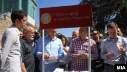 Премиерот Никола Груевски го посети штандот за собирање идеи за партиската програма на претстојните локални избори.