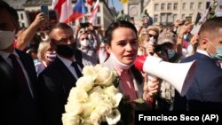 Лидерката на опозицията в Беларус Святлана Циханоуска се присъедини към демонстрацията в нейна подкрепа пред сградата на Европейския парламент в Брюксел.