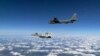 Bombarduesi amerikan B-52 duke fluturuar së bashku me një avion ukrainas MiG-29. Ukrainë, gusht 2020. 
