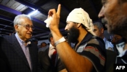 Lakhdar Brahimi sa izbjeglicama iz Sirije u kampovima u Turskoj