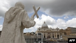 Mii de credincioşi în faţa catedralei Sf.Petru, de Paşitele catolic, Vatican, 8 aprilie 2012