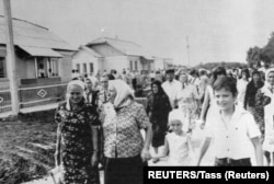 Евакуирани хора от кооперативните ферми в района на Чернобил са настанени в новопостроено село в район Макаровски близо до Киев, 4 август 1986 г.