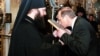 Vladimir Putin, u to vrijeme izabrani predsjednik, ljubi ikonu u samostanu Kijevsko-pečerska lavra, istočno-pravoslavnom središtu, u Kijevu 2000. godine. Mihail Zigar kaže da kontrola nad glavnim gradom Ukrajine ima gotovo "mističnu" privlačnost za Putina.