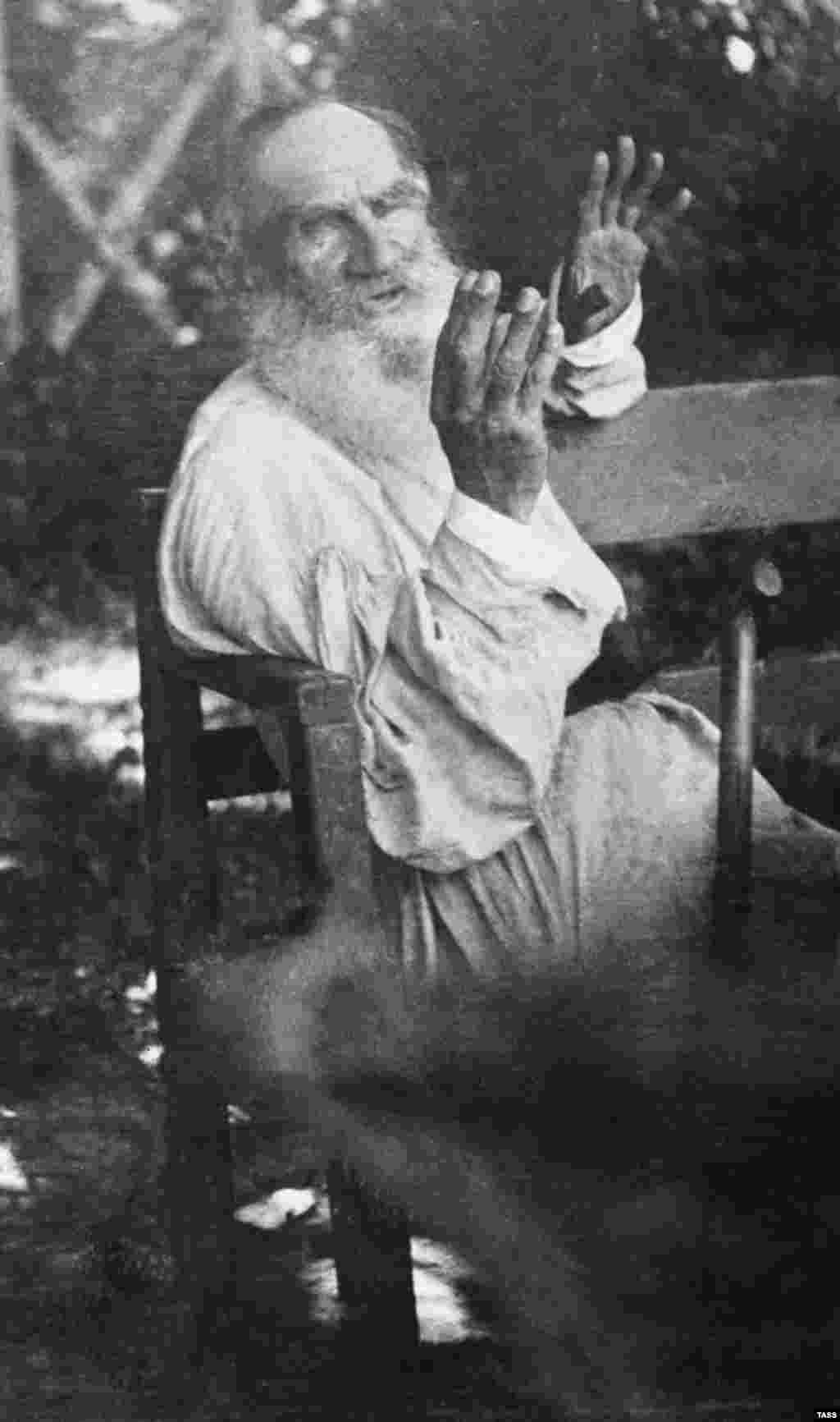 Толстой в 1909 году. Менее чем через год, после одной из многочисленных ссор в семье, Толстой вышел из дома в снегопад, сел на поезд, не имея четкого маршрута путешествия. Во время поездки он заболел воспалением легких и умер 20 ноября 1910 года в доме начальника станции. &nbsp;