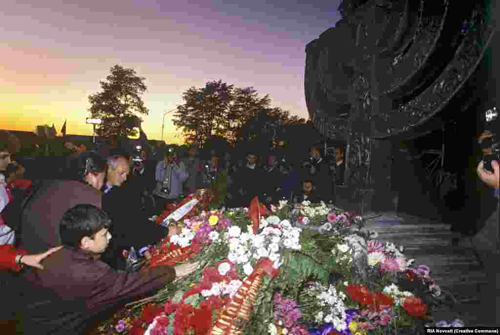 През 1991 г. Украйна придобива независимост от СССР. На мястото е открит отделен мемориал, посветен на еврейските жертви на зверството. Хиляди се събират за откриване на паметника, който е във формата на менора - еврейския свещник за седем свещи.