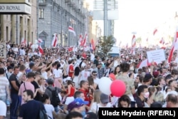 Първият от няколко масови съботно-неделни антиправителствени митинги се състои на 16 август в Минск. Смята се, че са присъствали около 200 000 души.