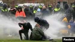 Poliția a utilizat tunuri cu apă împotriva protestatarilor care se opun carantinei 