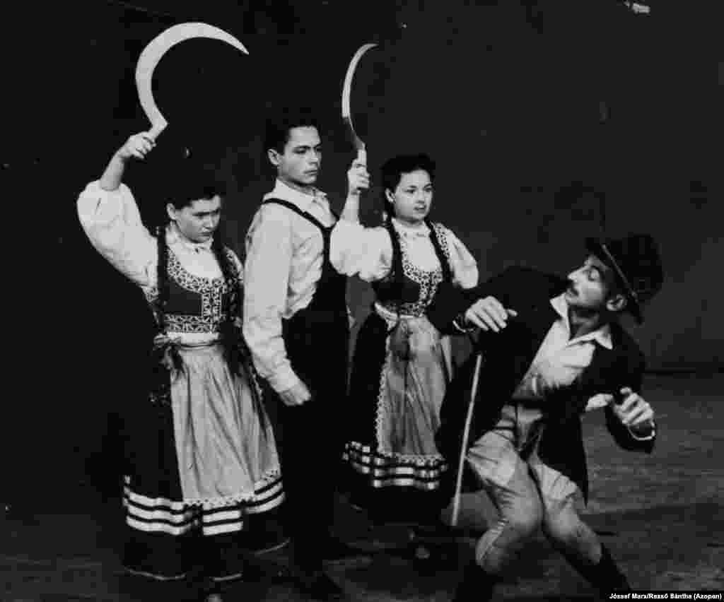 Ansamblu de dans în timpul unui spectacol din 1959, expresie fotografică&nbsp;a mohorâtei și lipsitei de gust estetici comuniste&nbsp; &nbsp; 