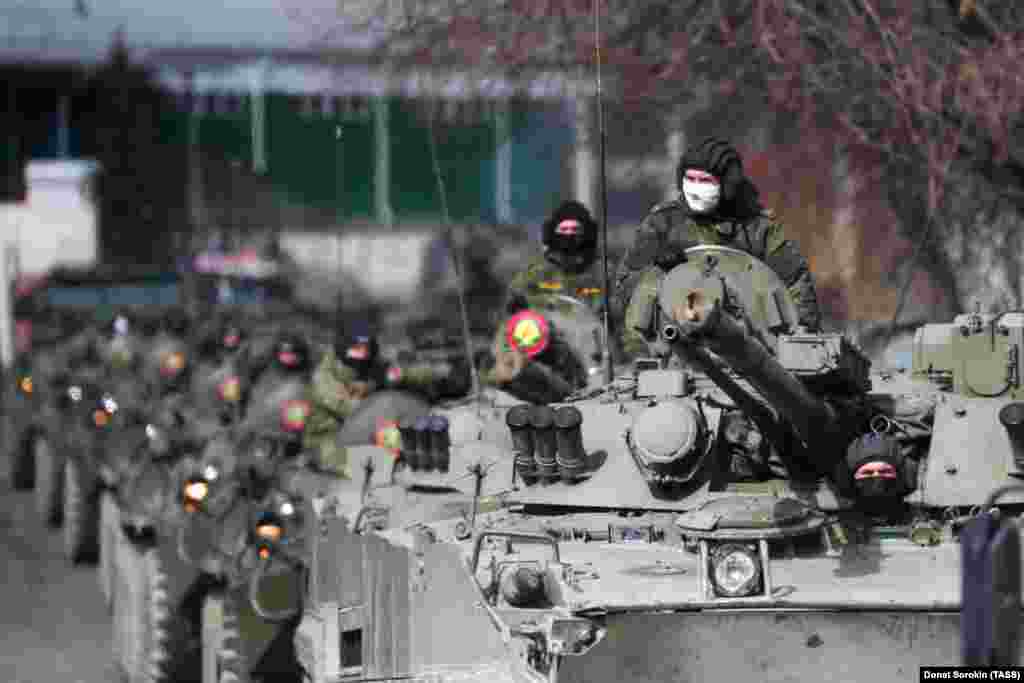 Маскирани руски војници возат оклопни возила во Екатеринбург за време на пробите на парадата на Денот на победата на 14 април.&nbsp;