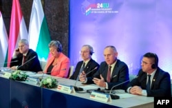 Miniștrii de interne din România, Ungaria, Austria și Bulgaria, alături de comisarul european pentru Afaceri Interne al UE, Ylva Johansson, după întâlnirea de la Budapesta din 22 noiembrie 2024.