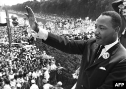 Martin Luther King duke përshëndetur mbështetësit më 28 gusht 1963 në Uashington, gjatë "Marshit në Uashington. Në këtë ngjarje, ai mbajti fjalimin e tij "E kam një ëndërr".