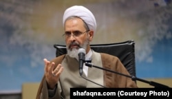 Kleriuku Alireza A'rafi thuhet se është njeri i afërt me Khamenein.