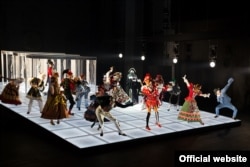 Imagine din spectacoul „Mascarada” pus în scenă de Valeri Fokin
