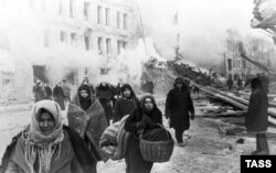 Жители на Ленинград напускат домовете си, разрушени от нацистки въздушни удари, 1941 г.