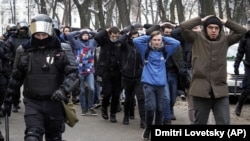 Приведени демонстранти придружувани од полицијата за време на протестот против затворот на опозицискиот лидер Алексеј Навални во Санкт Петербург, 31 јануари 2021 година