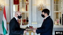 Péterfalvi Attila, a Nemzeti Adatvédelmi és Információszabadság Hatóság elnöke átveszi a kinevezését Áder János köztársasági elnöktől a Sándor-palotában 2020. október 28-án.