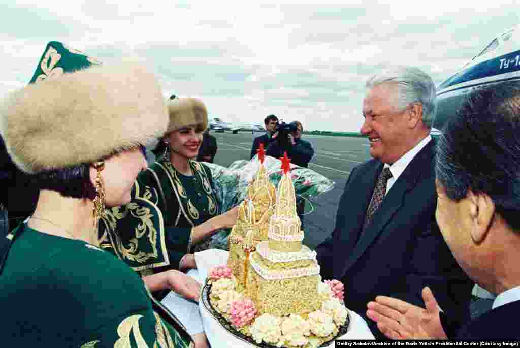 Елцин во рускиот регион Татарстан во мај 1994 година беше шпречекансо торта &bdquo;чак-чак&ldquo; во форма на Кремљ. Традиционалниот татарски десерт се прави од мали парчиња крцкаво, длабоко пржено тесто&nbsp;со мед. 