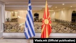 Македонско и грчко знаме